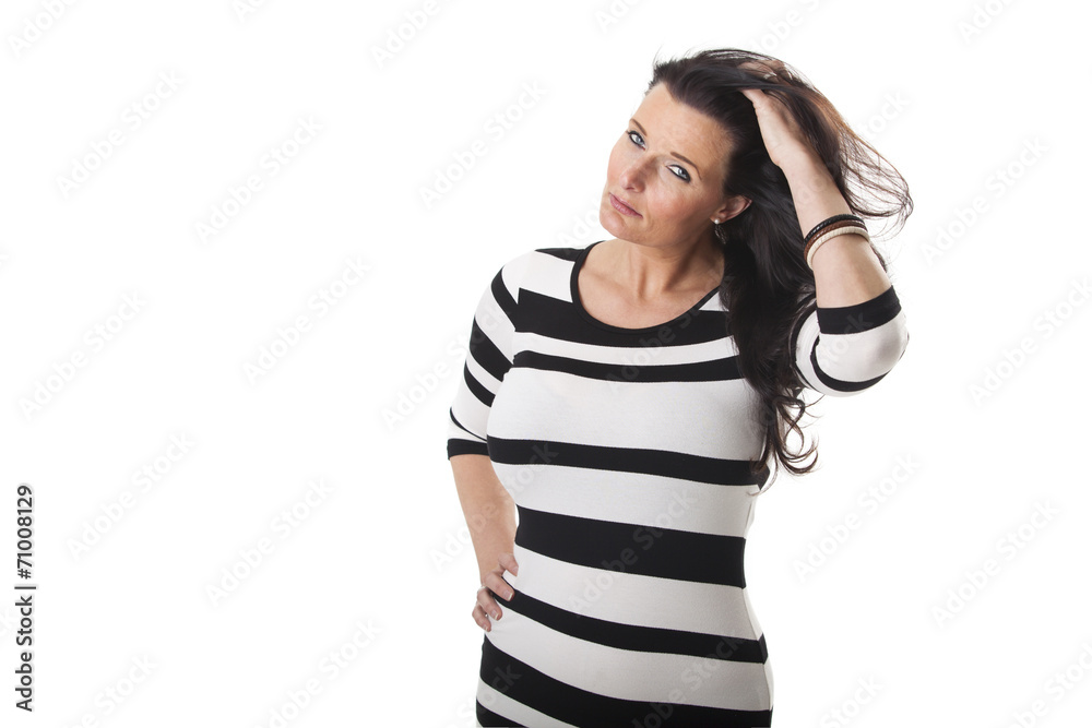 Frau in einem schwarz-weißen Kleid isoliert Frau in einem schwarz-weißen Kleid isoliert