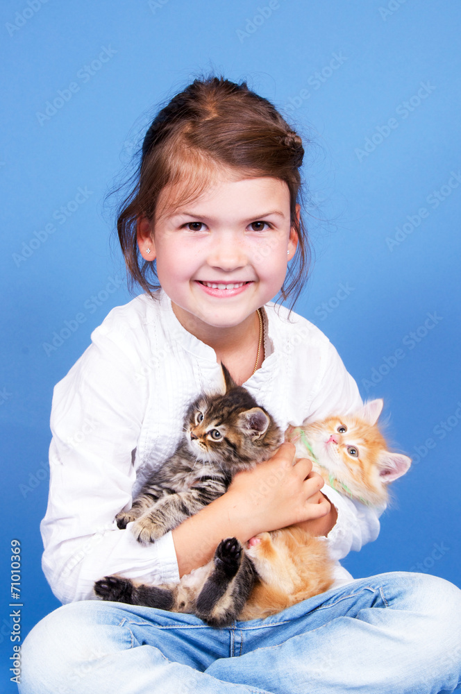 Mädchen mit Katzenbabys