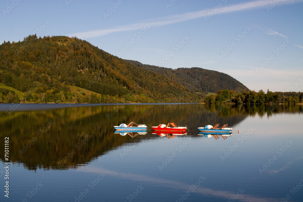 drei kleine Tretboote auf dem ruhigen Schliersee drei kleine Tretboote auf dem ruhigen Schliersee