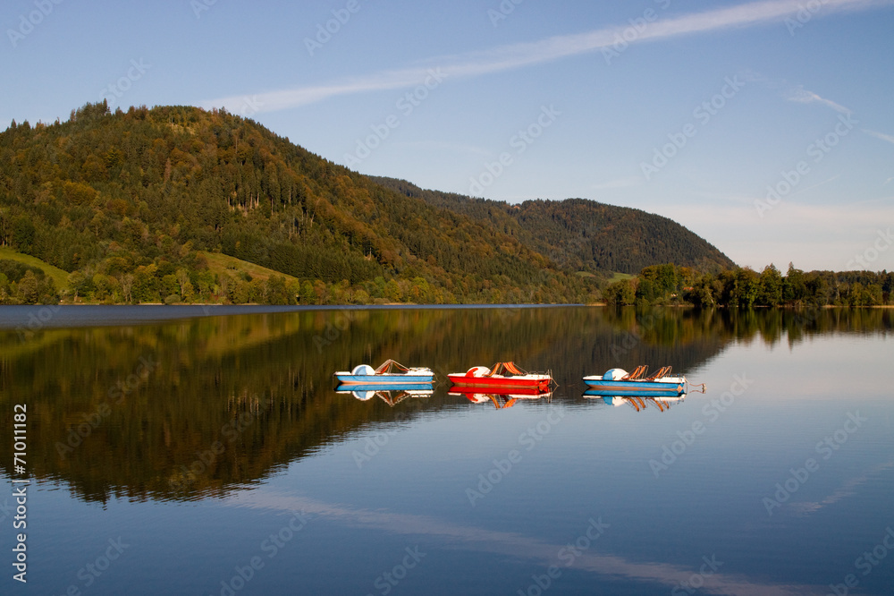 drei kleine Tretboote auf dem ruhigen Schliersee