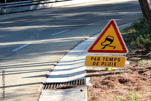 Cuadro en lienzo Panneau temporaire ' chaussée glissante '