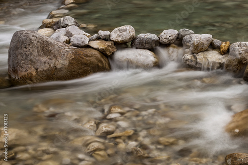 fließendes Wasser Bach mit Steinen 