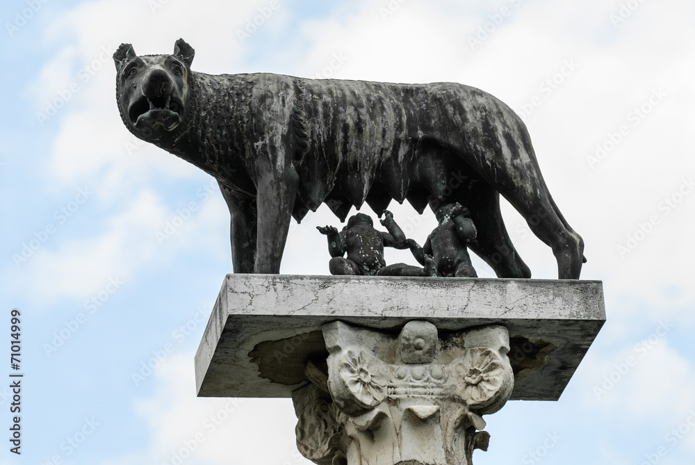 Statua di bronzo Lupa e gemelli Remolo e Romolo, monumento, Pisa