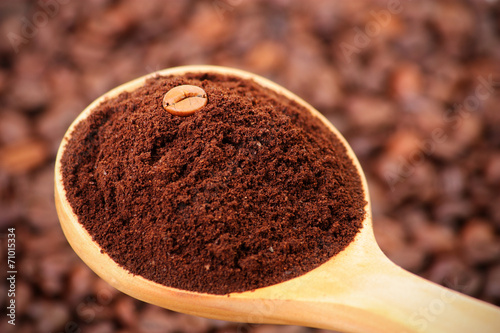 Un cucchiaio di caffè macinato