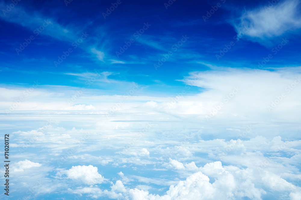 Naklejka premium Krajobraz ponad chmurami