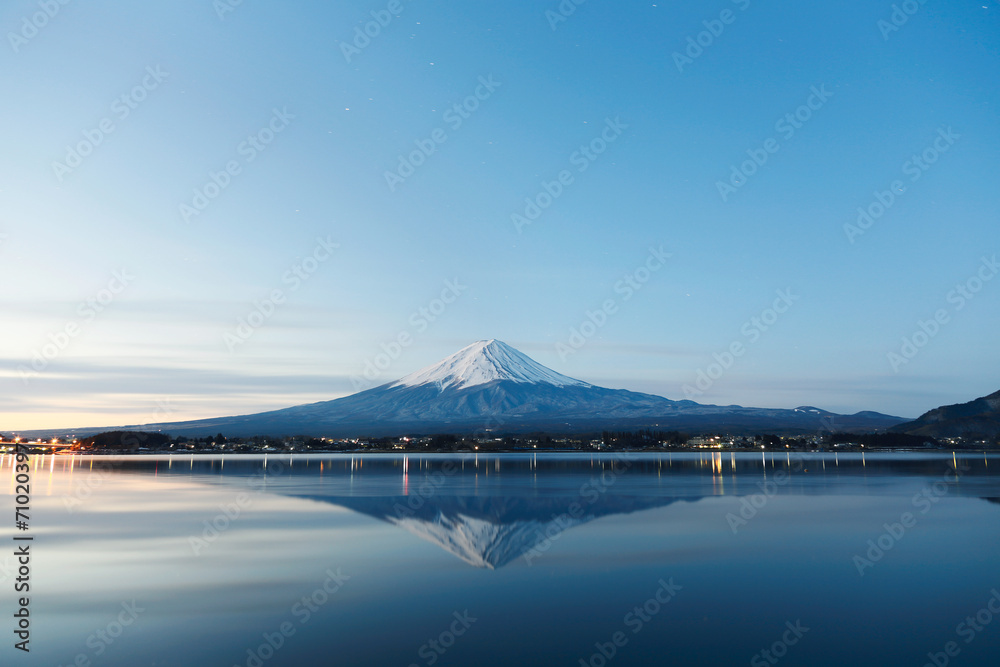 日の出前の冬の逆さ富士