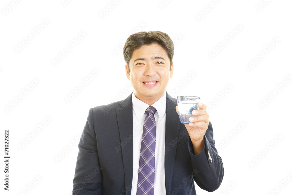 水を飲む笑顔のサラリーマン