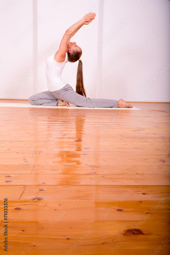 Frau in Yogaposition
