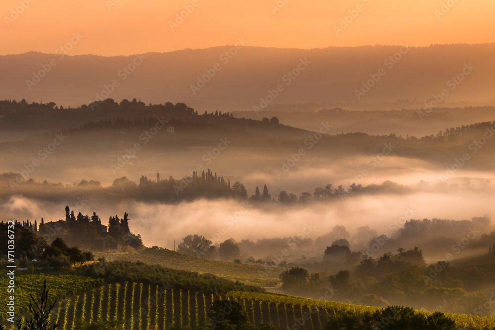 Obraz premium Tuscan Village Landscape on a Foggy Morning