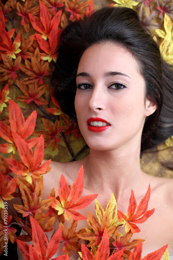 Ritratto di ragazza.Foglie d'autunno Ritratto di ragazza.Foglie d'autunno