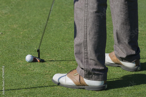 Giocando a golf photo