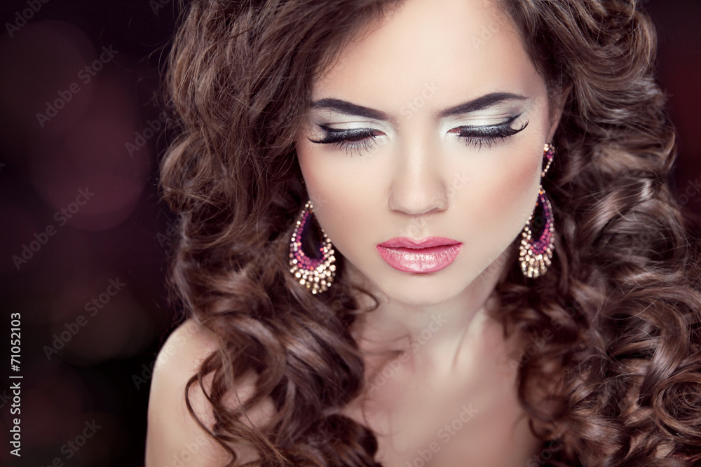 Fototapeta Piękna modelka brunetka kobieta moda z falowane długie włosy if