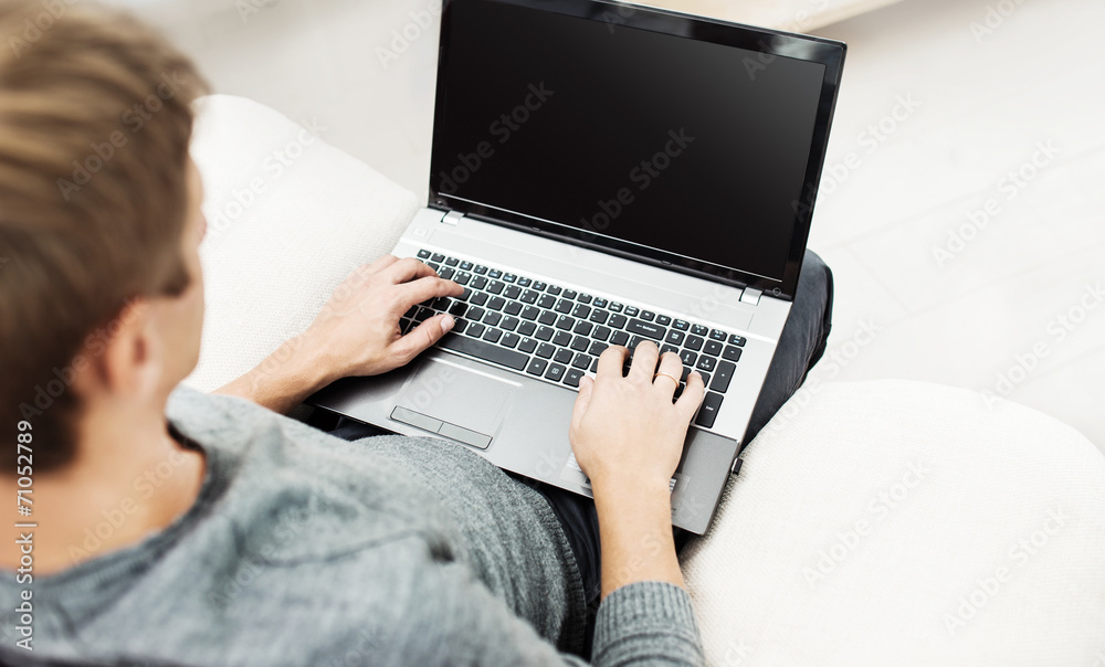 Naklejka premium Man working on the laptop at home