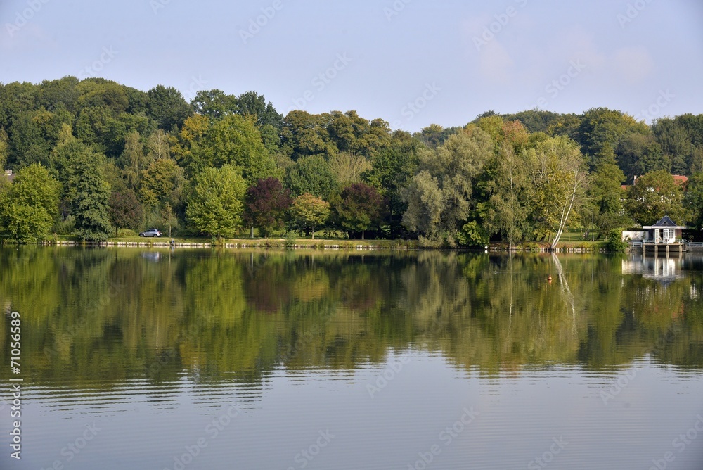 Automne sur le lac de Genval près de Bruxelles