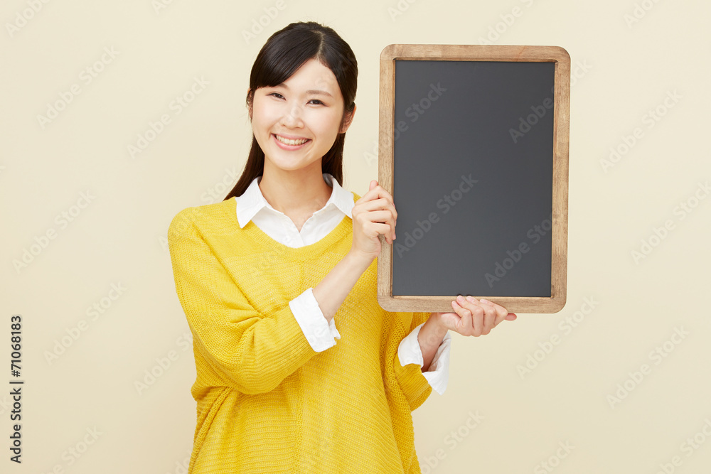 メッセージボードを持つ女性 メッセージボードを持つ女性
