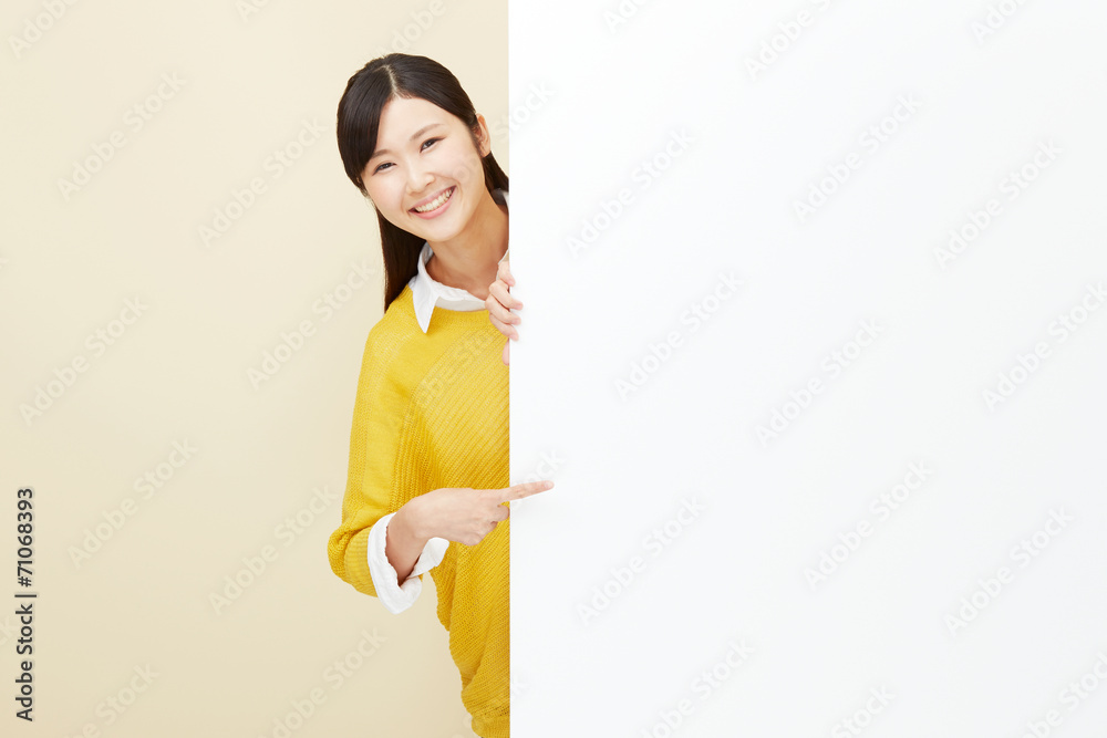 メッセージボードを指差す女性 メッセージボードを指差す女性