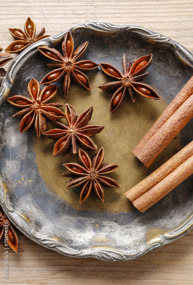 Fototapeta premium Anise seeds and cinnamon sticks