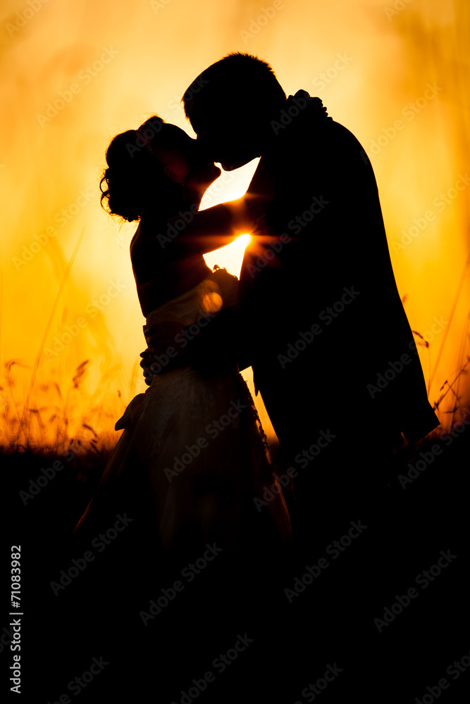 Romantyczny pocałunek - obrazy, fototapety, plakaty 