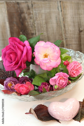 Rosenblüten mit rosa Steinherz