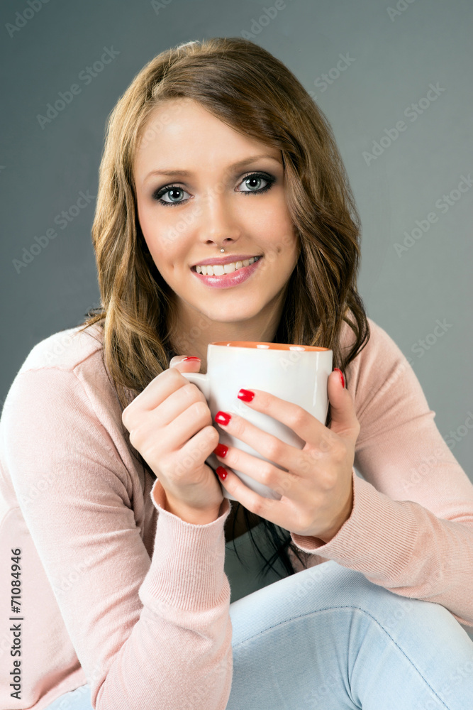 hübsche Frau mit einer Tasse Kaffee hübsche Frau mit einer Tasse Kaffee