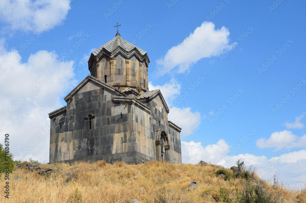 Армения, церковь 11 века рядом с крепостью Амберд