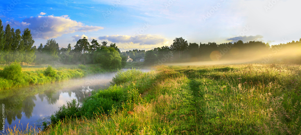 Obraz premium panorama letniego krajobrazu ze wschodem słońca, mgłą i rzeką