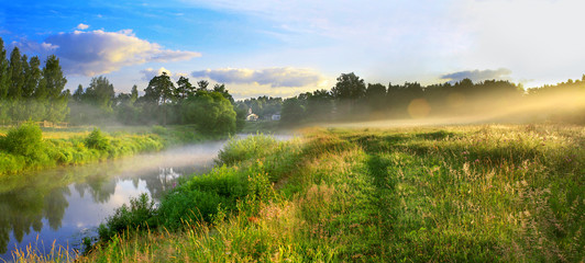 Sierkussen Bordeaux Mistige rivier bij zomerse zonsopkomst  © yanikap