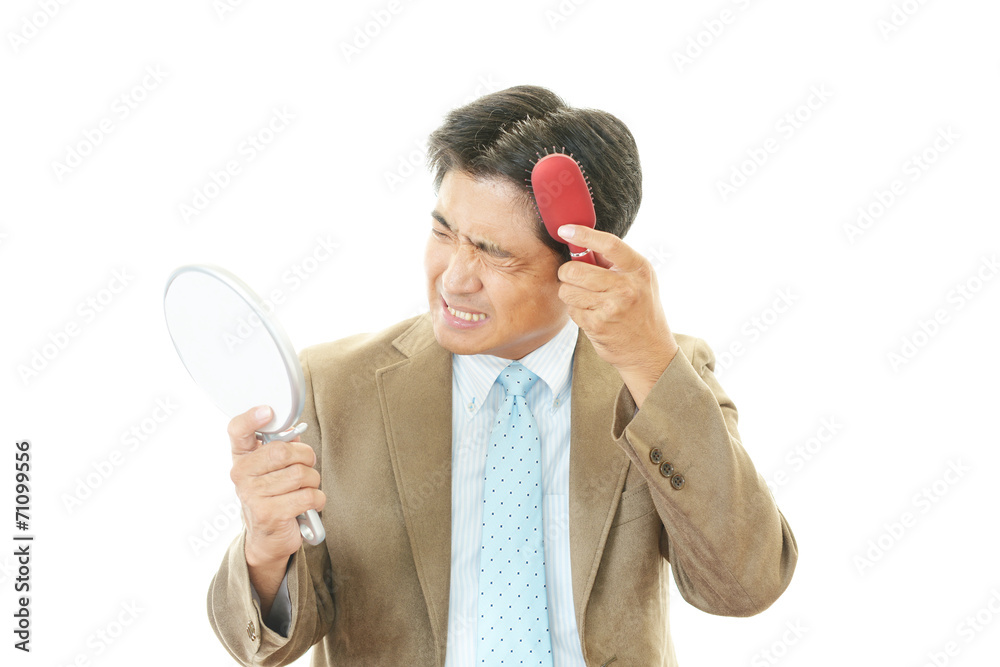 髪型に不満なビジネスマン