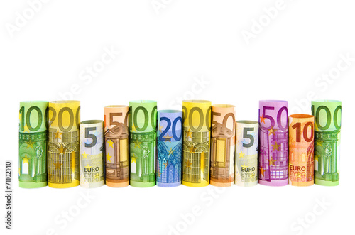 Gerollte Euro-Geldscheine vor Weiß