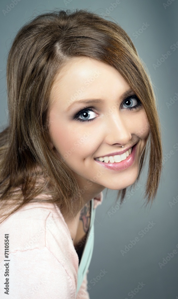 Portrait einer Frau mit brünetten Haaren Portrait einer Frau mit brünetten Haaren