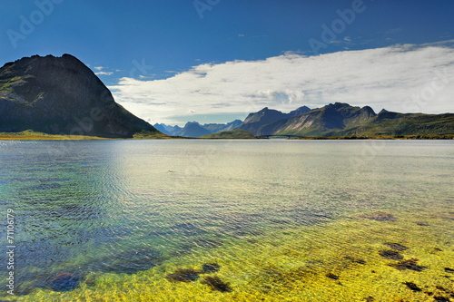 Norwegia   krajobraz wiejski  zach  d s  o  ca nad jeziorem