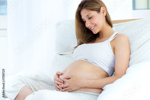 Fotografia Pregnant woman relaxing at home.
