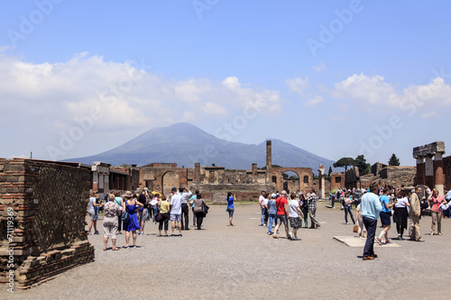Blickauf das Forum in Pompeji mit Vesuv im Hintergrund