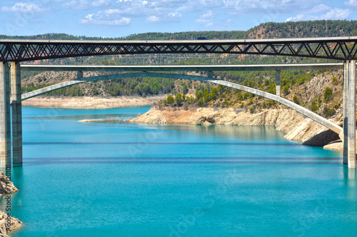 Viaducto, carretera Nacional III, embalse de Contreras, obras públicas, España © luisfpizarro