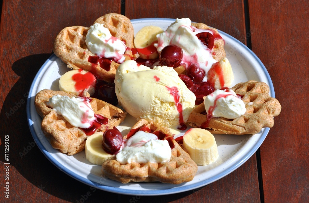 Waffeln mit heißen Kirschen, Eis und Sahne Waffeln mit heißen Kirschen, Eis und Sahne