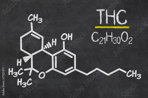 Schiefertafel mit der chemischen Formel von THC