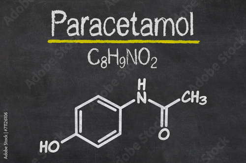 Schiefertafel mit der chemischen Formel von Paracetamol
