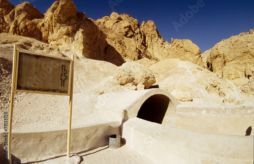 valle dei re tomba faraone scavate nella roccia antico egitto photo