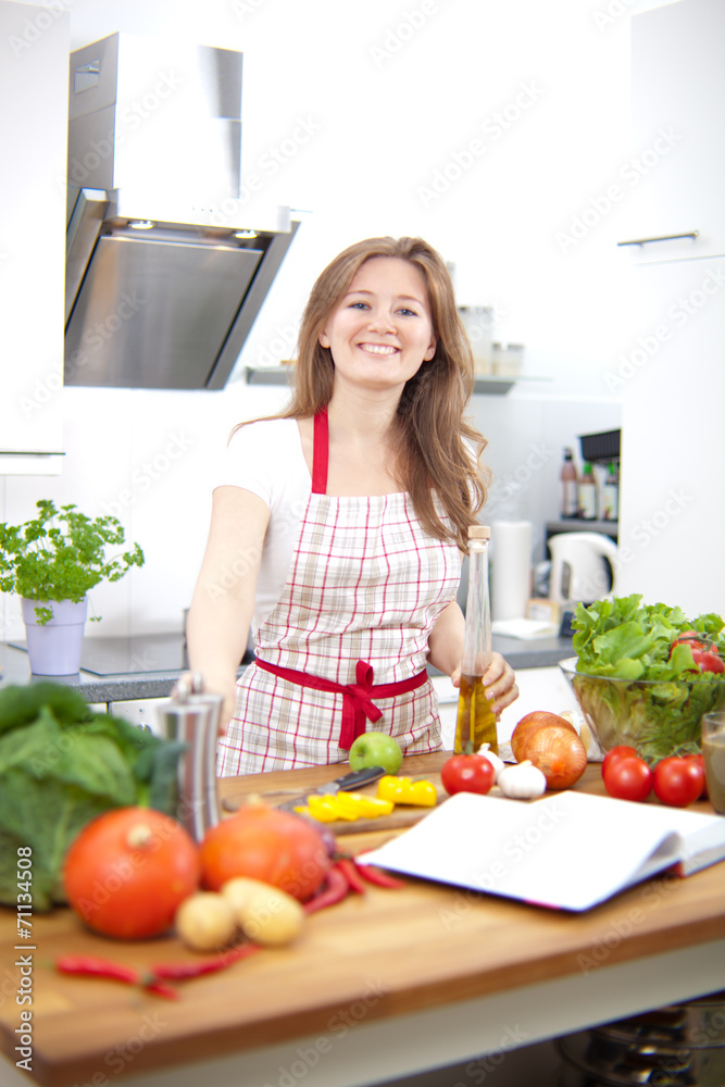 frau in der küche frau in der küche