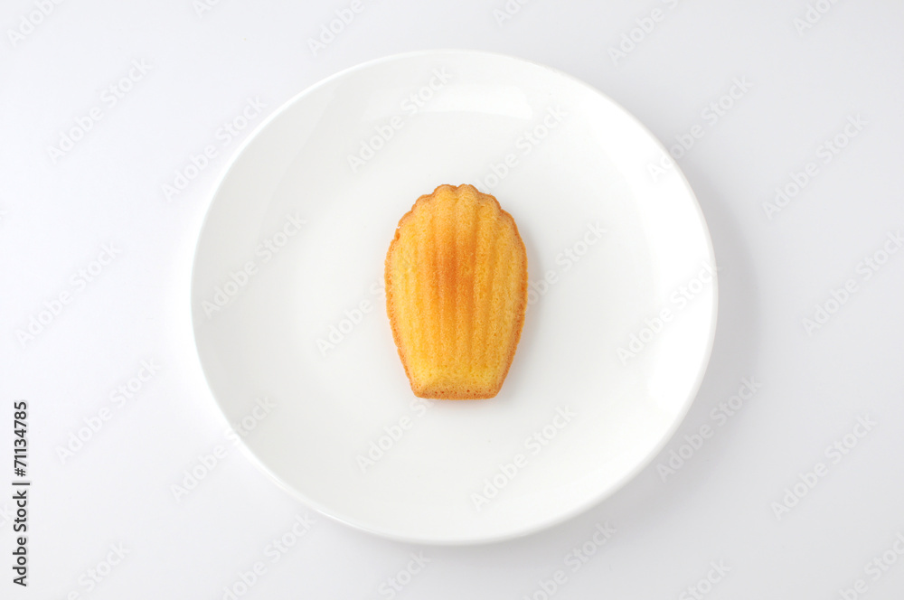 お皿にのせた マドレーヌ フランスのお菓子 白背景 Stock 写真 Adobe Stock