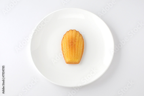 お皿にのせた マドレーヌ フランスのお菓子 白背景 Stock 写真 Adobe Stock