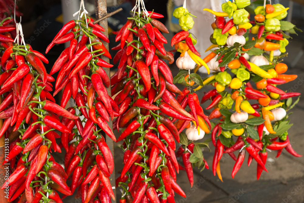 Fototapeta premium Piments rouges sur un étal de marché