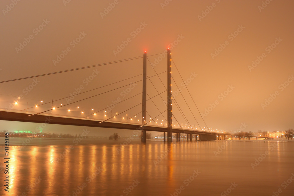 Düsseldorfer Brücke im Nebel
