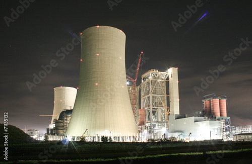 Baustelle des Kraftwerks bei Nacht photo
