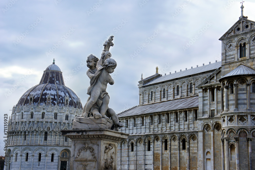 Fototapeta premium Marmurowy anioł i baptysterium San Giovanni, Miracle Place, Pisa