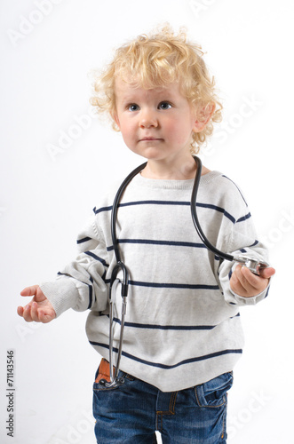 Kleiner Junge mit Stethoskop