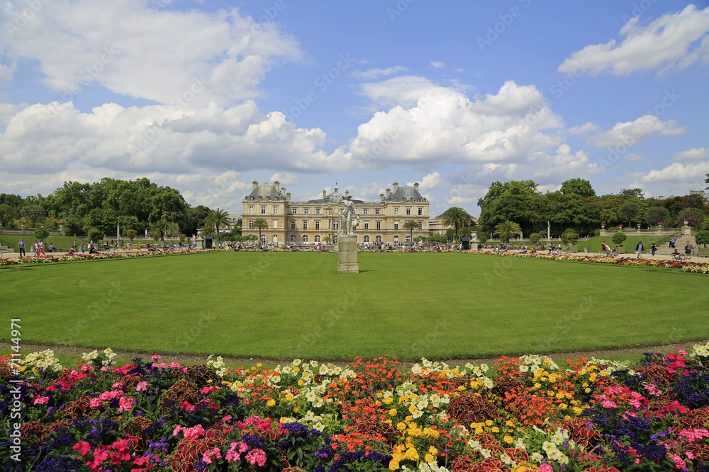 Jardin du Luxembourg mit Palais in Paris