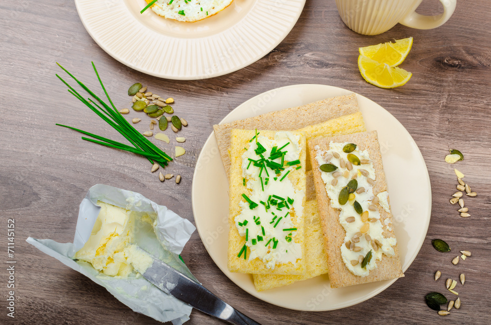 Crisp Crispbread with cheese spread with chives and seeds