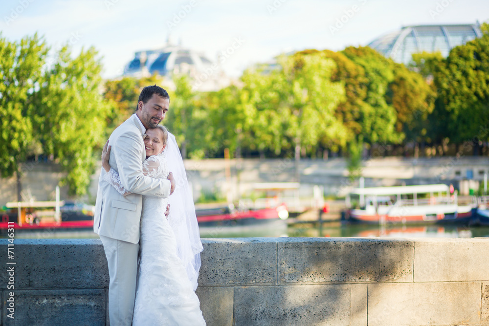 Obraz premium Just married couple on the Seine embankment