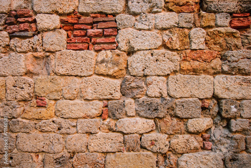 Muro pietre e mattoni  antico  rovina